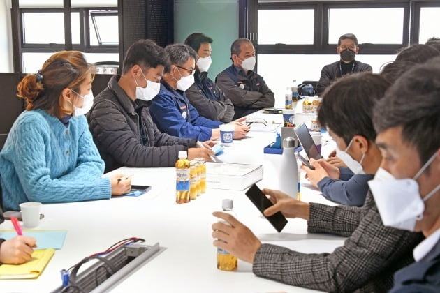 정부와 산업은행이 대한항공의 아시아나항공 인수를 공식화한 16일 오전 서울 강서구 한국민간항공조종사협회에서 대한항공과 아시아나항공 노동조합 관계자들이 모여 대책을 논의하고 있다. 2020.11.16 [사진=연합뉴스]