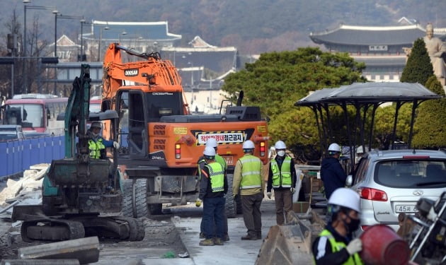 서울시가 16일 오후 서울 광화문광장 동쪽 차로를 넓히는 공사에 착수했다.