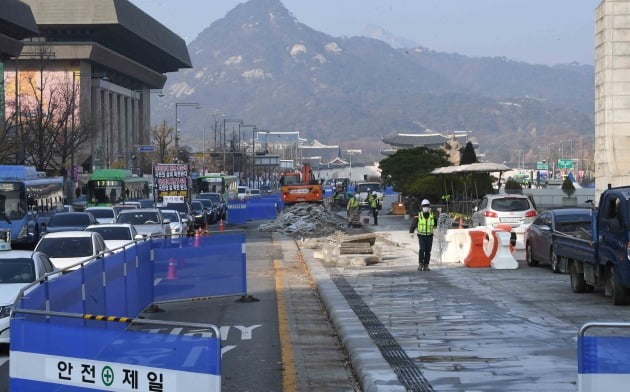 서울시가 16일 오후 서울 광화문광장 동쪽 차로를 넓히는 공사에 착수했다.