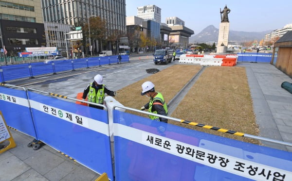 서울시가 지난 16일 서울 광화문광장 동쪽 차로를 넓히는 공사를 시작하고 있다./사진=김범준 기자 bnk07@hankyung.com