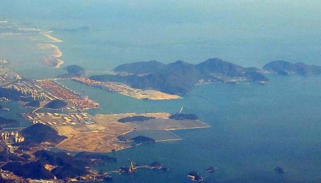 부산 가덕도(사진 오른쪽)와 부산항 신항 일대 모습. 국무총리실 산하 김해신공항 검증위원회는 17일 김해신공항 타당성 검증 결과를 발표하면서 