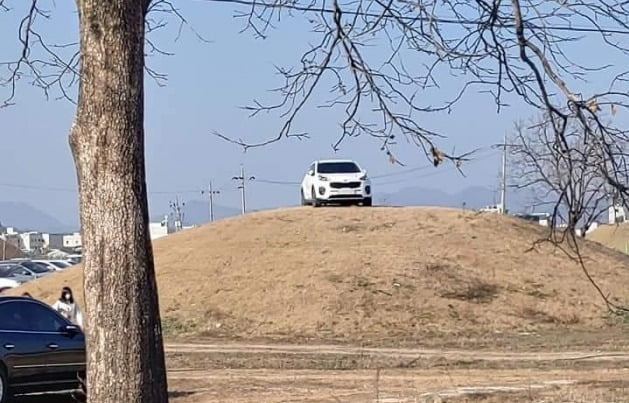 경북 경주의 대표적인 유적인 쪽샘유적 고분 위에 SUV 차량을 주차한 20대 남성의 신원이 확인됐다. /사진=인터넷 커뮤니티 보배드림 캡쳐
