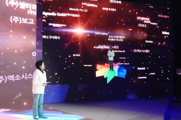 19일 경기 고양시 CJ ENM 제작센터에서 열린 컴업 2020 개막식에서 박영선 중소벤처기업부 장관이 개막사를 말하고 있다.
