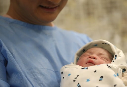 19일 육아휴직을 최대 3번까지 나눠 쓸 수 있도록 하는 내용의 남녀고용평등법 개정안이 국회를 통과했다.  /한경DB