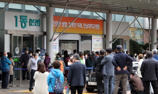 18일 오전 광주 동구 학동 전남대학교병원 본관(1동)에서 처방전을 받으려는 방문객이 차례를 기다리고 있다. 전남대병원은 의료진과 환자, 입주업체 직원 사이에서 잇따라 신종 코로나바이러스 감염증(코로나19) 확진자가 발생하자 본관을 폐쇄하고 진료를 중단했다. 사진=연합뉴스