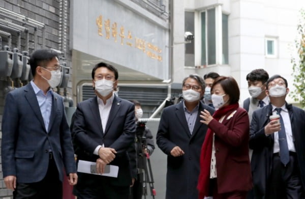 진선미, '아파트 논란'에 "저는 늘 임차인…집문제 겪는 분께 송구"