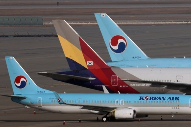 If the court accepts KCGI's argument and accepts an interim injunction to ban the issuance of new Hanjin Kal shares, Korean Air's acquisition of Asiana Airlines is likely to go through.  Photos = Yonhap News