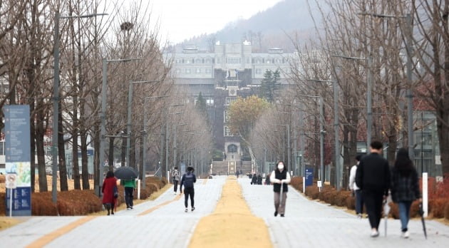 19일 오후 신종 코로나바이러스 감염증(코로나19) 확진자가 다수 발생한 서울 서대문구 연세대학교 신촌캠퍼스의 모습. 2020.11.19 [사진=연합뉴스]