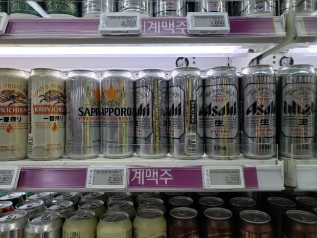 일부 대형마트 및 편의점에서 일본 맥주 4캔을 1만원에 판매하는 판촉행사가 진행되고 있는 것으로 알려졌다./사진=연합뉴스