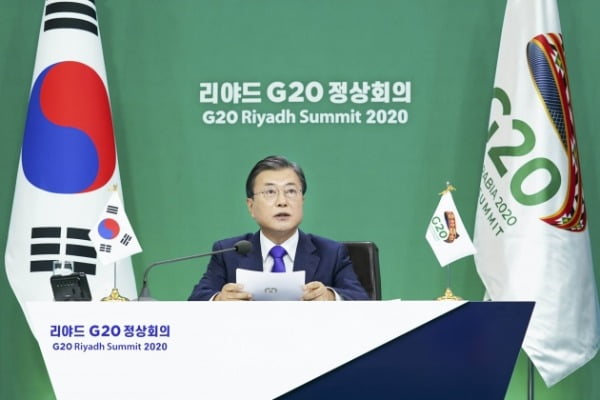 문재인 대통령이 22일 저녁 청와대에서 화상으로 열린 주요 20개국(G20) 정상회의에서 발언을 하고 있다. .청와대사진기자단 / 경향신문 김기남