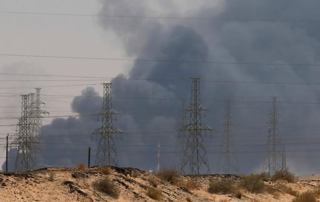 작년 9월 드론 공격을 받은 사우디아라비아 동부 해안 인근의 아브카이크 석유시설 단지가 연기에 휩싸여 있다. 로이터연합뉴스