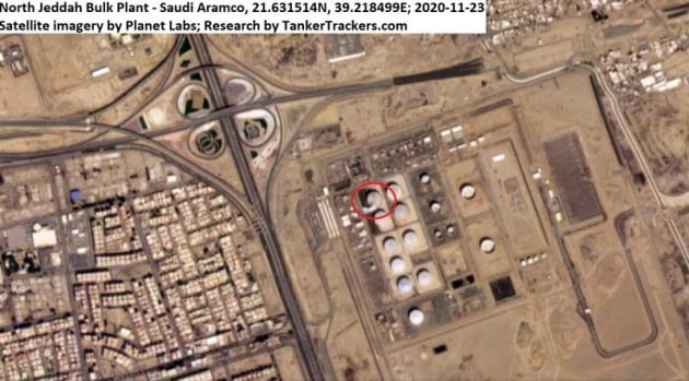 이번 공격으로 피습된 사우디 석유시설(붉은 원 안쪽) 위성사진. AP연합뉴스