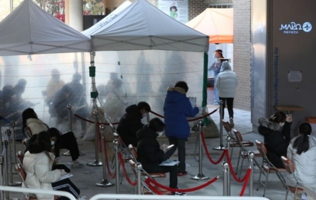 서울 마포구보건소 내 선별진료소에서 시민들이 코로나19 검사를 받기 위해 대기하고 있다. 2020.11.23 [사진=뉴스1]