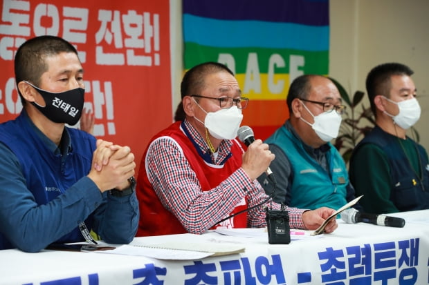 김재하 민주노총 비상대책위원장이 24일 서울 중구 민주노총 교육장에서 '민주노총 총파업-총력투쟁 선포 및 대정부, 대국민 제안 기자회견'을 열고 총파업 계획을 밝히고 있다. 앞줄 왼쪽부터 양동규 민주노총 부위원장, 김 위원장, 강동화 민주일반연맹 수석부위원장, 최준식  공공운수노조 위원장. 사진=뉴스1