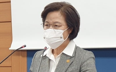 40분 전 긴급 브리핑 통보한 추미애 장관…기자들 질문엔 "다음에"