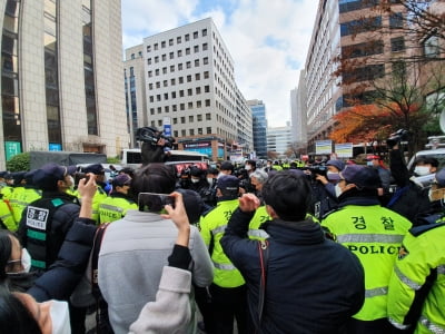 '집회강행' 민주노총, 기준 9명 초과…경찰과 몸싸움도 [현장+]