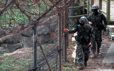 1500억원 들인 軍 철책 센서…北 남성이 넘을 때도 작동 안해