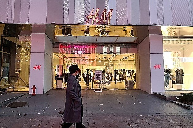 스웨덴 패션 브랜드 H&M의 국내 1호 매장인 서울 명동눈스퀘어점 매장이 30일 영업을 마지막으로 문을 닫는다. 사진은 지난 23일 H&M 명동눈스퀘어점 매장 모습. 사진=오정민 한경닷컴 기자 