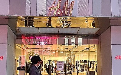 H&M 1호점 영업 마지막날…코로나 삭풍에 비어가는 명동