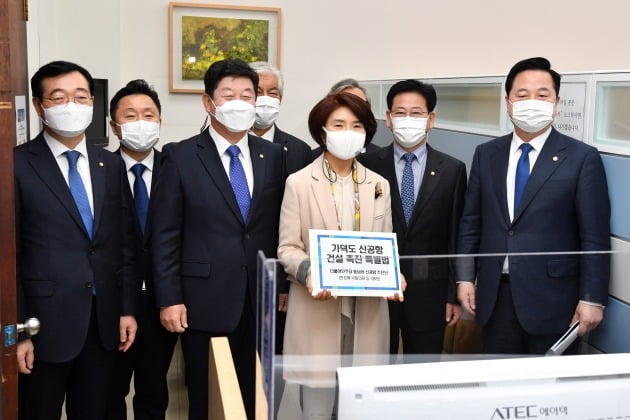 더불어민주당 한정애 정책위의장, 전재수 의원 등이 26일 국회 의안과에 '가덕도 신공항 건설 촉진 특별법'을 제출하고 있다.  2020.11.26 [사진=연합뉴스]