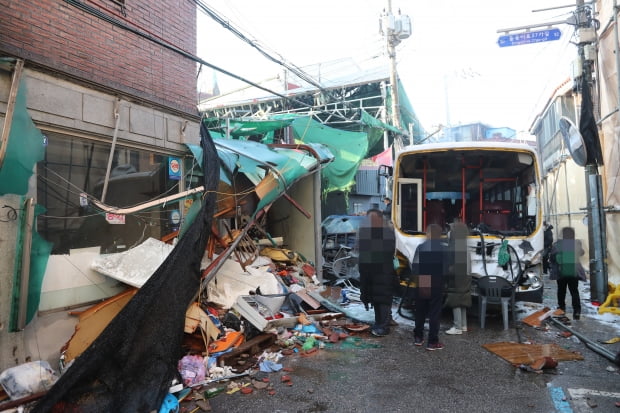 서울 성북구 장위동 사랑제일교회에 대한 명도 집행이 시작된 26일 오전 집행인력과 신도들의 충돌로 교회 인근에 주차된 차량이 파손돼 있다. 사진=연합뉴스