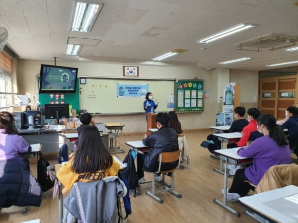 '푸른코끼리' 전문강사가 서울탑동초등학교 6학년 학생들을 대상으로 사이버 폭력 예방 교육을 실시하고 있다/사진제공=삼성전자