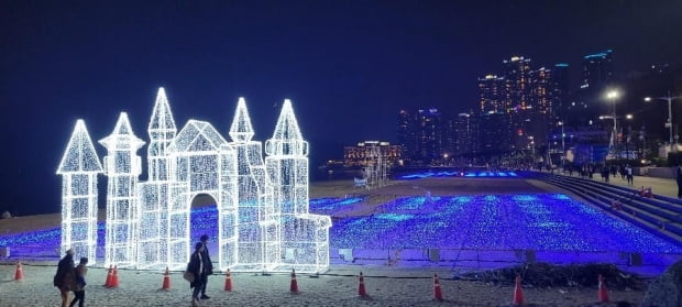 부산 해운대, 올해 축제 앞두고 빛 조형물 시범 점등한 모습. 사진 = 연합뉴스