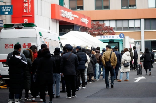 신종 코로나바이러스 감염증(코로나19) 일일 확진자가 450명을 기록해 3일만에 500명 밑으로 내려간 29일 오전 서울 중구 국립중앙의료원에 마련된 코로나19 선별진료소를 찾은 시민들이 검사를 위해 줄 서 있다. 코로나19 신규 확진자는 지난 26일 0시 581명을 기록한 이후 이날 450명을 기록해, 3일만에 500명대 아래로 신규 확진자 발생 규모가 감소했지만 주말 진단검사량 감소 효과 등의 일시적 영향일 수 있어 향후 발생 추이를 지켜봐야 할 것으로 분석된다. 사진=뉴스1