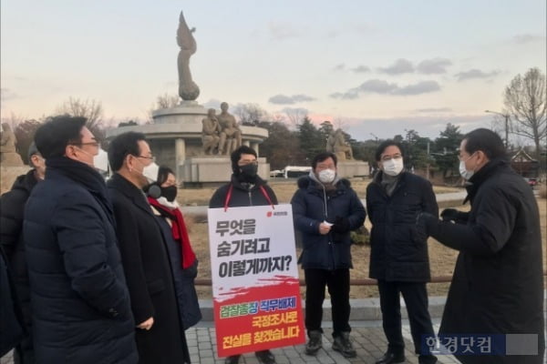 지난 29일 4선 중진의 권영세 국민의힘 의원이 청와대 분수대 앞을 찾아 1인 시위 중인 초선 의원들을 격려하고 있다. /사진=조준혁 한경닷컴 기자