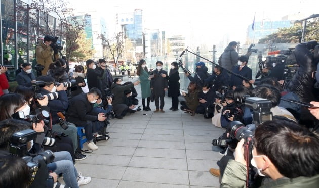 30일 서울 서초구 서울행정법원에서 윤석열 검찰총장의 직무 집행정지 처분에 대한 효력 집행정지 심문기일이 열렸다. 법무부 측 추미애 장관의 법률 대리인인 이옥형 변호사가 법정으로 향하며 취재진 질문에 답하고 있다. 2020.11.30 [사진=연합뉴스]