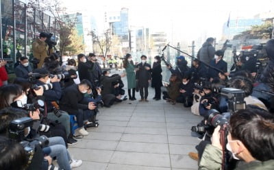 [속보] 법원 '윤석열 직무배제 집행정지' 심문 1시간 만에 종료