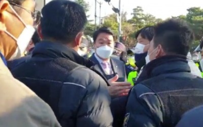 靑방문 경찰 막아서자…野 "우리가 조기축구회보다 못하냐" [영상+]