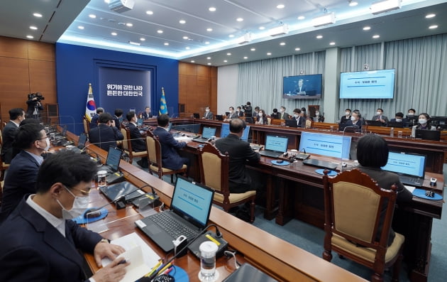 문재인 대통령 "전세계가 수능 주목…방역에 만전 기해야"