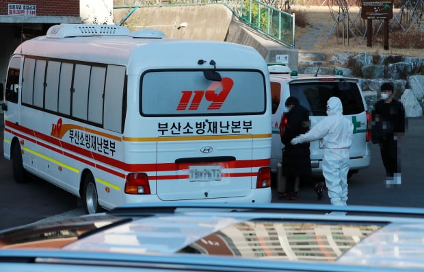 30일 오후 부산 한 고등학교에서 코로나19 확진자 20여명이 대구 동산병원으로 이송되고 있다. 최근 부산지역의 확진자 급증으로 부산 지역 병원 병상이 부족해지자 방역당국이 확진자 일부를 대구로 이송했다. 사진=연합뉴스