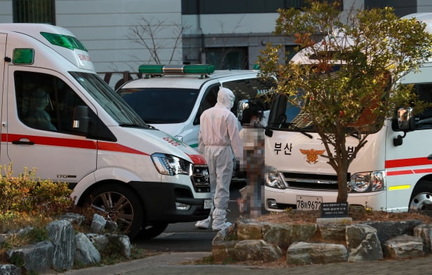 30일 오후 부산 한 고등학교에서 코로나19 확진자 20여명이 대구 동산병원으로 이송되고 있다. 최근 부산지역의 확진자 급증으로 부산 지역 병원 병상이 부족해지자 방역당국이 확진자 일부를 대구로 이송했다. 사진=연합뉴스