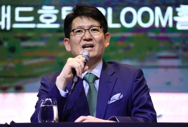 According to legal circles, the Seoul Central District Court questions the request for a temporary injunction against the issuance of new shares raised by KCGI at 5 pm on the termination of Hanjin Kal's capital increase.  The picture is the representative of KCGI Kang Seong-bu.  Photos = Yonhap News
