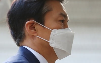 조국, SNS서 검찰 공개비판…"MB·김학의 유죄판결엔 왜 자성없나"