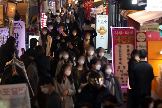 '핼러윈 감염' 우려에 'n차 전파'까지…"100명대 넘어설 수도"