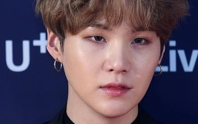 방탄소년단 슈가, 어깨 수술로 당분간 활동 불참…"기다려 달라" [공식]