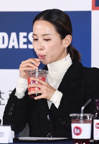 [포토] 조여정, '음료 마시는 모습도 아름다워~'