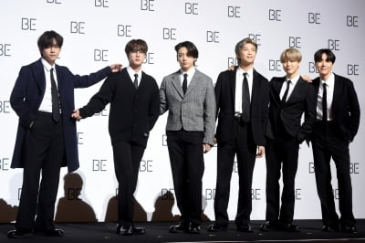 [포토] 방탄소년단, '함께하지 못한 슈가 자리 비워두고'