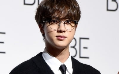 [포토] 방탄소년단 진, '아미 심쿵하게 만드는 눈빛'