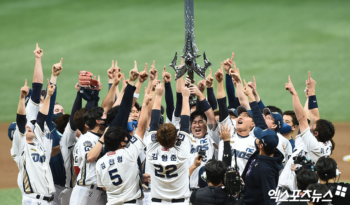 'KBO 9th Heart' NC Dinos Wins First Integrated Championship in 9 Years[엑’s 스토리]