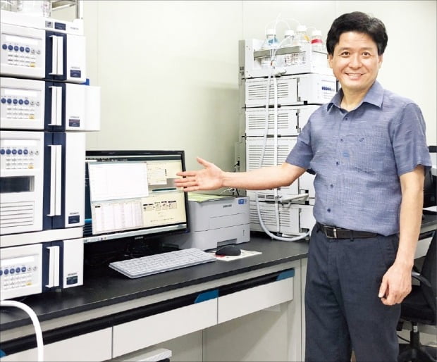 이희용 지투지바이오 대표가 대전 본사 연구소에서 약효 지속성 미립구 기술을 설명하고 있다.  지투지바이오 제공
 