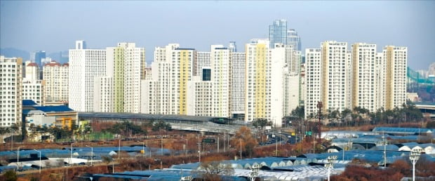 지난해까지 급등세를 보였던 과천 전셋값이 큰 폭으로 떨어지고 있다. 과천 아파트 단지 모습./ 한경DB