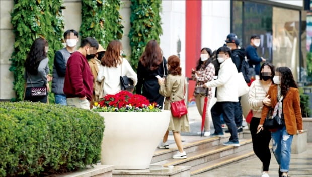 [포토] 샤넬 가격 인상설…매장 앞 장사진 