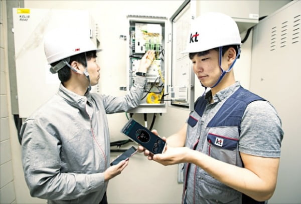 KT 직원들이 SRT 수서역에 설치된 5세대(5G) 이동통신 인빌딩 장비를 점검하고 있다.  KT 제공 