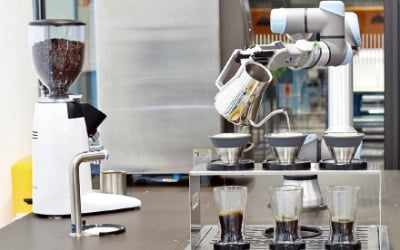 [포토] 커피 내리는 LG전자 바리스타 로봇