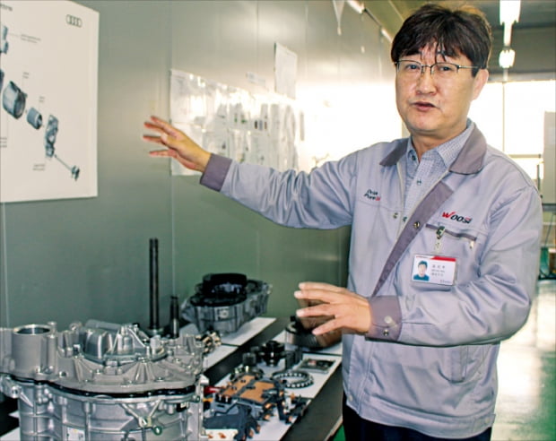 김선우 우수AMS 대표가 개발 중인 전기차용 모터의 작동 방식을 설명하고 있다.  노경목 기자
 