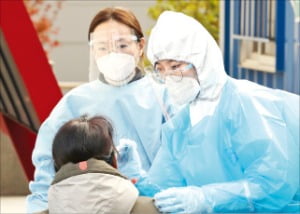 < 천안 ‘비상’  > 한 시민이 5일 충남 천안 동남구보건소 선별진료소에서 검사를 받고 있다.  /뉴스1 
